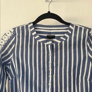 Talbots Blue & White Embellished Blouse w/Mandarin Collar & Daisy Sleeve Details